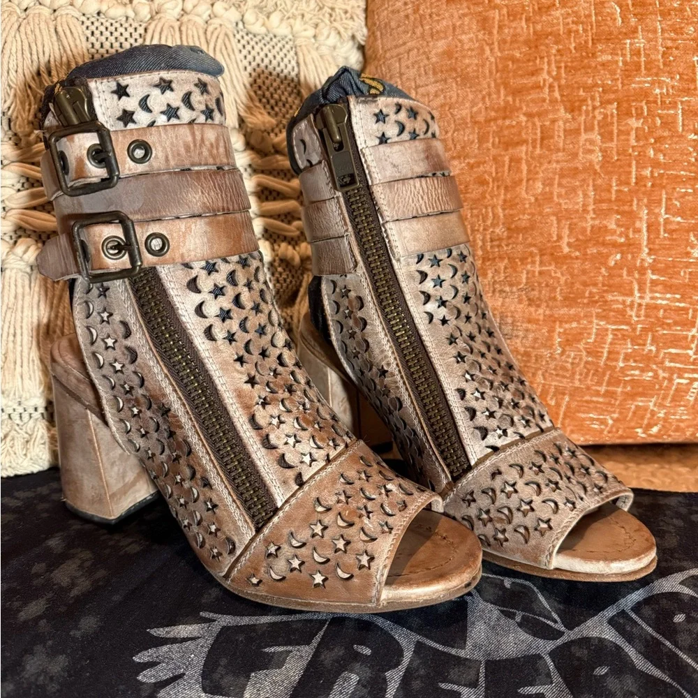 Freebird Theresa Taupe sz 8 Cut-Out Heeled Boots - Picture 1 of 15